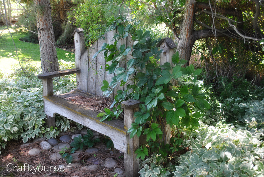 moms yard birdhouse bench