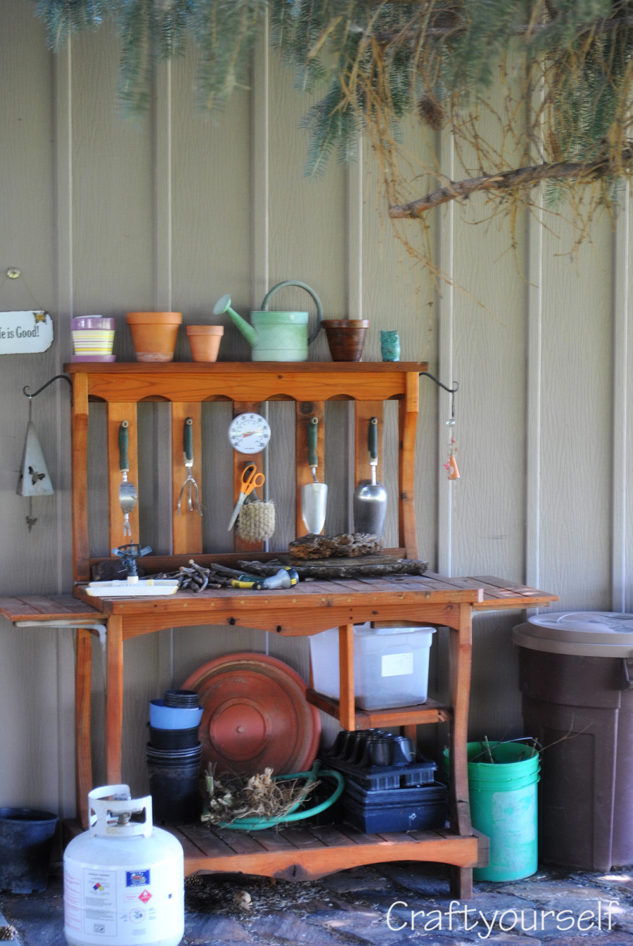 moms yard potting bench