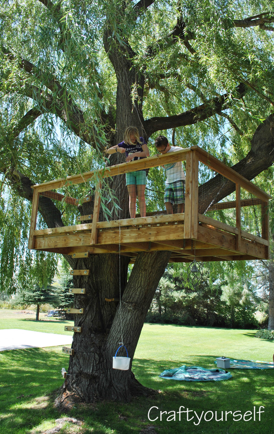 moms yard tree house