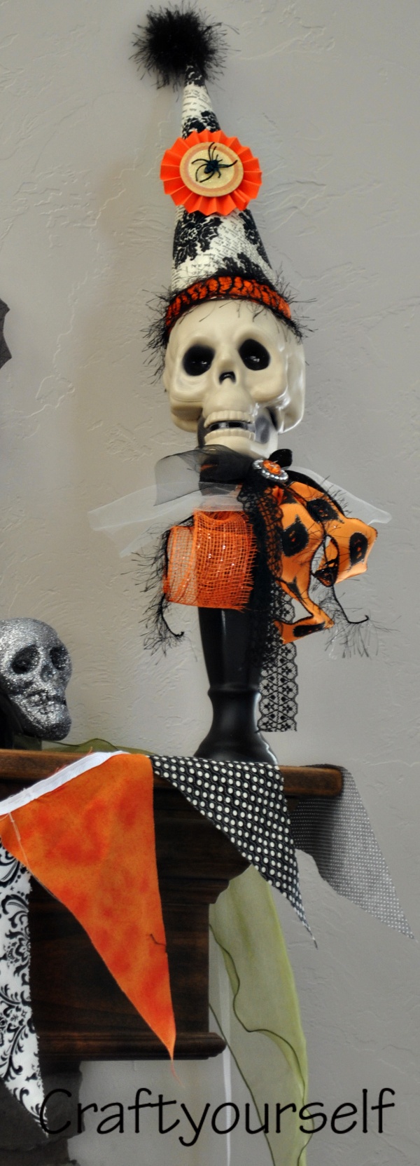 Halloween Pedestal Skull